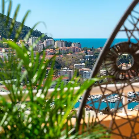 Апартаменты Bluesky Deluxe Free Parking