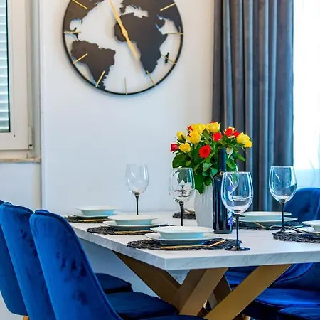 Апартаменты Bluesky Deluxe Free Parking